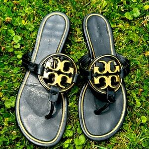 Women’s size 9 Tory Burch Miller, leather emblem sandal